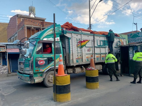 Incautan más de 100 litros de combustible en bidones ocultos en vehículos en La Paz