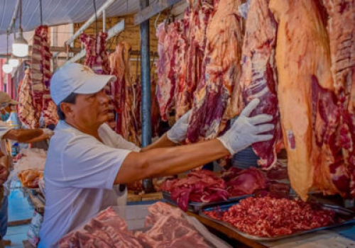 Carniceros observan que los puentes aéreos no bajaron el costo del alimento y anuncian protestas