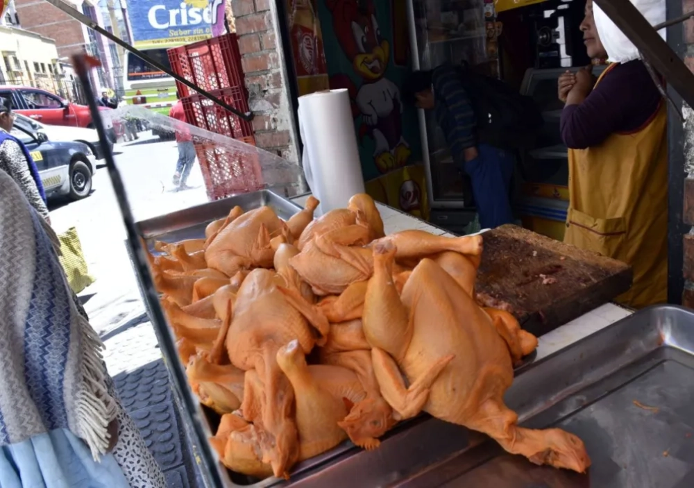 Kilo de pollo trepa a Bs 34 en La Paz y ciudadanos peregrinan por desabastecimiento a causa de bloqueos