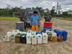 Operativo: intervienen vehículo con mil litros de gasolina en bidones, en El Chore