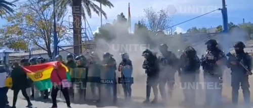 Evistas lanzan explosivo a policías que resguardan las instalaciones de YPFB en Cochabamba