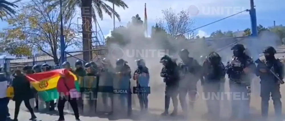 Evistas lanzan explosivo a policías que resguardan las instalaciones de YPFB en Cochabamba